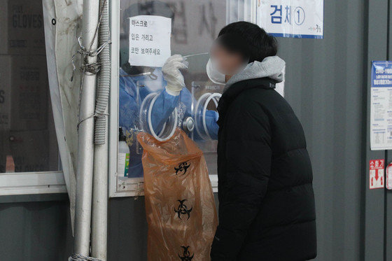 18일 오전 서울 중구 서울역광장에 마련된 임시선별진료소에서 시민들이 검사를 받고 있다. 2021.11.18/뉴스1 © News1