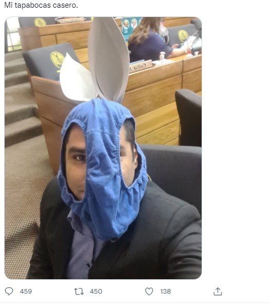 정부의 방역정책을 조롱하는듯한 수제 마스크를 쓴 브리테즈 의원. 트위터 캡처