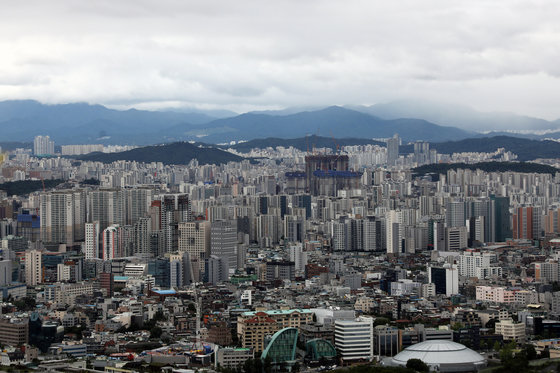 1일 서울 남산에서 도심의 아파트 및 주택 단지가 보이고 있다. 국회는 지난달 31일 본회의를 열고 종부세법 개정안을 의결, 올해 1가구 1주택자의 종합부동산세 과세 기준선은 9억원에서 11억원으로 완화됐다. 2021.9.1/뉴스1 © News1