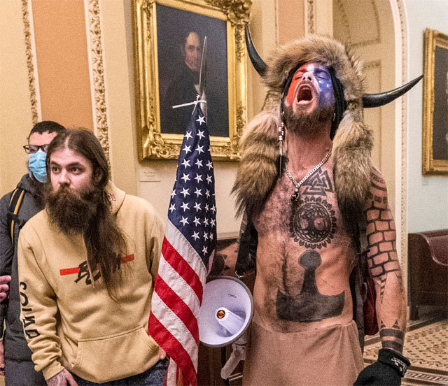 1월 6일 미국 워싱턴 국회의사당에 난입한 제이컵 챈슬리(오른쪽). AP 뉴시스
