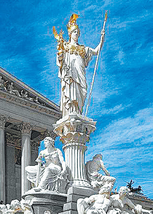 오스트리아 빈 의회 앞 분수대에 있는 그리스 여신의 전형인 아테네 여신상. 1898년. 사진 출처 위키미디어