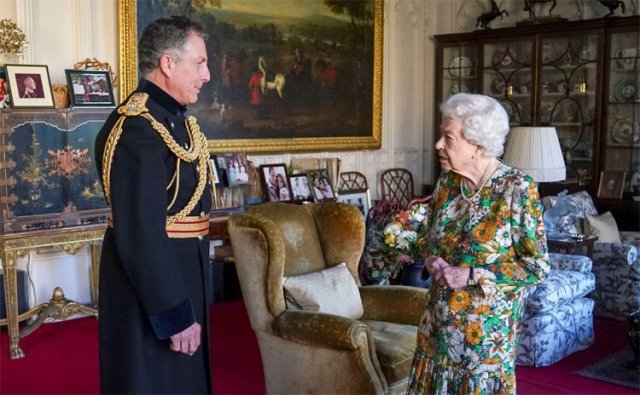 17일(현지 시간) 엘리자베스 2세 영국 여왕(오른쪽)이 런던 근교 윈저성에서 닉 카터 국방참모총장의 알현을 받고 있다. 윈저=AP 뉴시스