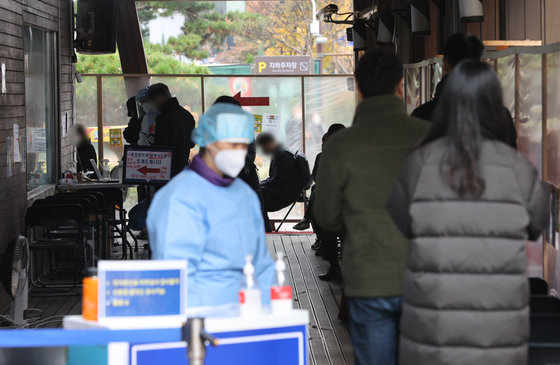 서울 송파구보건소에 마련된 신종 코로나바이러스 감염증(코로나19) 선별진료소를 찾은 시민들이 검체검사를 받기 위해 줄을 서 있다. 2 © News1