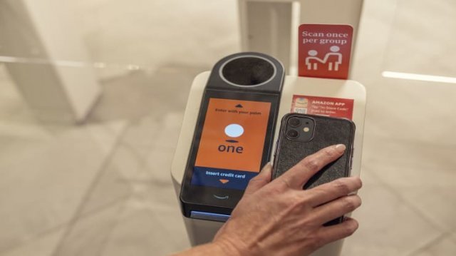 아마존 앱에 있는 인-스토어 코드(In-store code)를 스캔하는 모습. 사진=스타벅스