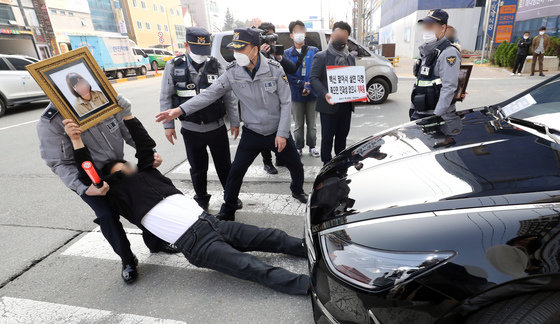 코로나19 백신 피해자가족협의회(코백회) 구성원들이 19일 충북 청주시의 한 병원에서 코로나19 추가접종을 마친 정은경 질병관리청장의 관용 차량을 막고 백신과의 인과성 인정 및 면담을 요구하고 있다. 정 청장은 해당 차량에 탑승하지 않은 상태였지만 다른 차량으로 이동 중 항의하는 협의회 회원들과 만나는 시간을 갖겠다고 답했다. 2021.11.19/뉴스1 © News1