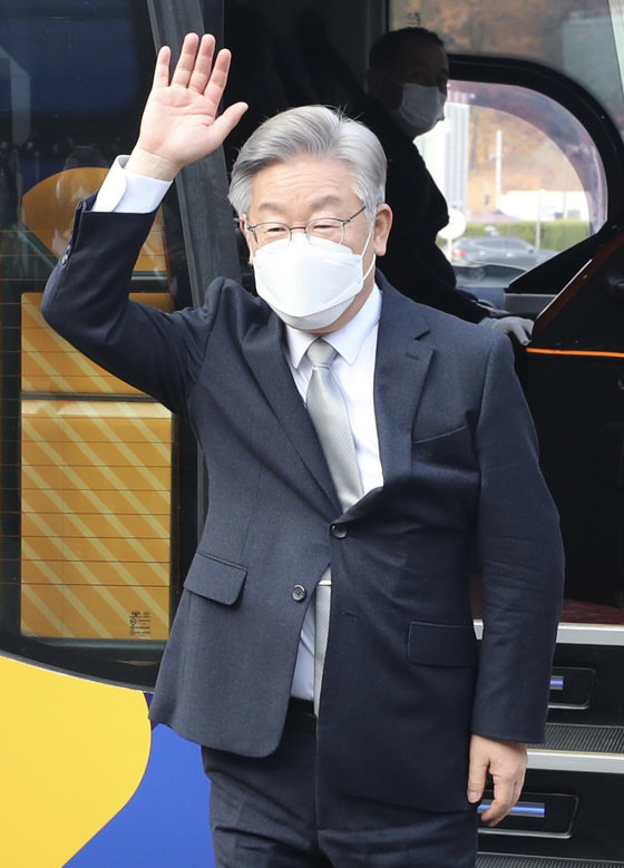 이재명 더불어민주당 대선 후보가 19일 오후 대전 유성구 한국전자통신연구원(ETRI)을 방문하기 위해 ‘매타버스(매주 타는 민생 버스)’에서 내리고 있다. 뉴스1