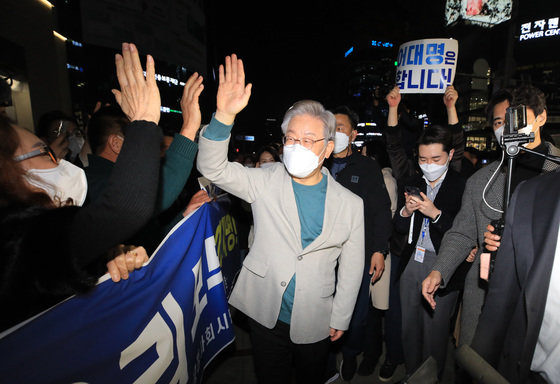 이재명 더불어민주당 대선 후보가 19일 오후 대전 둔산동 일대를 찾아 지지자들과 인사하고 있다. 2021.11.19/뉴스1 © News1
