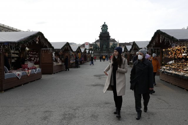 19일 오스트리아 빈의 한산한 크리스마스 마켓을 지나고 있는 사람들. 이날 알렉산더 샬렌베르크 오스트리아 총리는 자국의 신종 코로나바이러스 감염증(코로나19) 4차 확산 억제를 위해 22일부터 전국적 봉쇄령에 돌입한다고 발표했다.