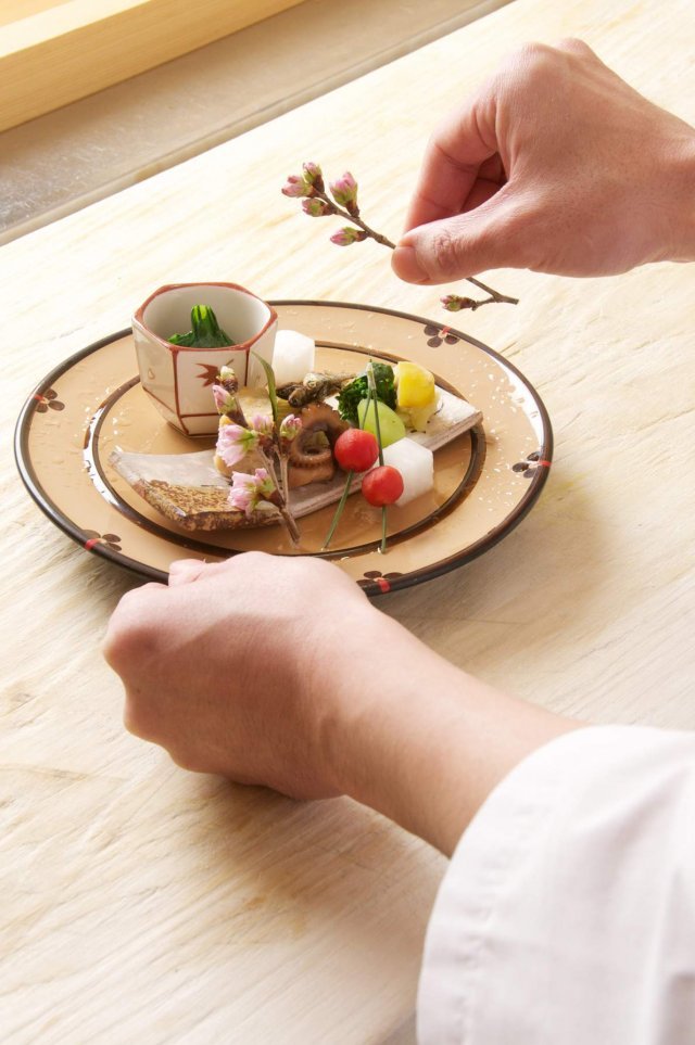 일본 요리는 ‘눈으로 먹는다’고 표현될 정도로 계절감을 살린 아름다운 장식이 많다.