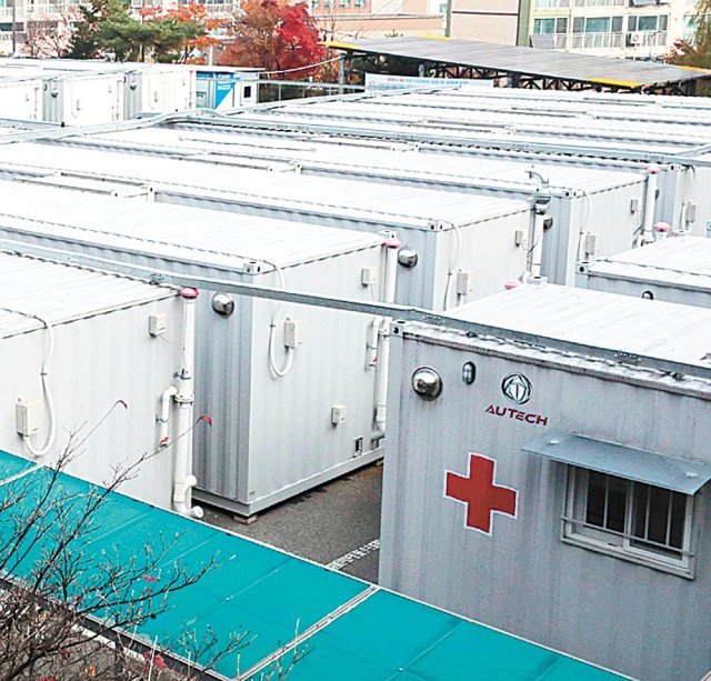19일 서울 은평구 서울시립서북병원 주차장에 이동형 음압 병실이 설치돼 있다. 뉴스1