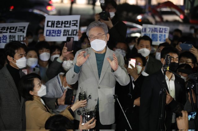 이재명 더불어민주당 대선 후보가 19일 대전 서구 갤러리아백화점 타임월드 일대에서 시민들과 인사를 나누고 발언하고 있다. 대전=뉴시스