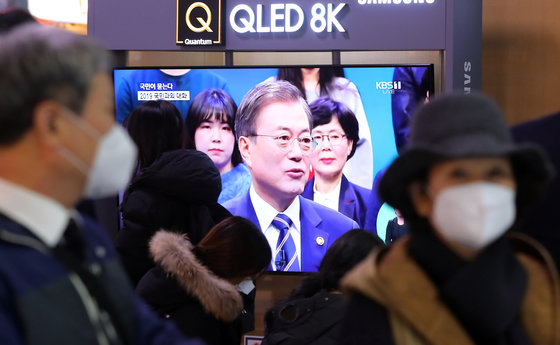 2019년 11월19일 오후 서울역 대합실에서 시민들이 문재인 대통령의 국민과의 대화를 시청하고 있다.2019.11.19/뉴스1 © News1