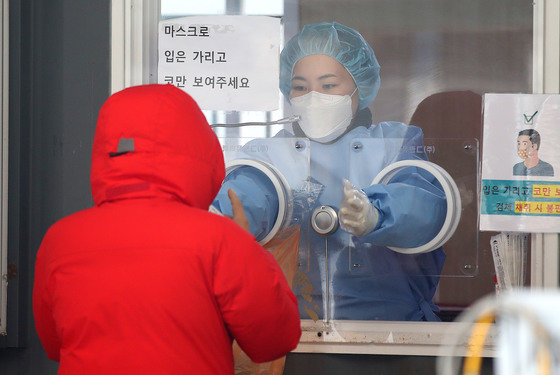 20일 오전 서울 중구 서울역광장에 마련된 신종 코로나바이러스 감염증(코로나19) 임시선별진료소에서 한 시민이 검사를 받고 있다.  /뉴스1