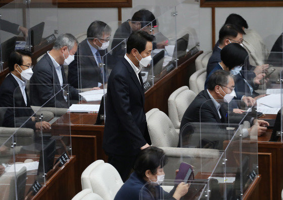 오세훈 서울시장이 16일 오전 서울 중구 서울시의회 본회의장에서 열린 제303회 서울특별시의회 정례회 제2차 본회의에 참석하고 있다. 2021.11.16/뉴스1 © News1