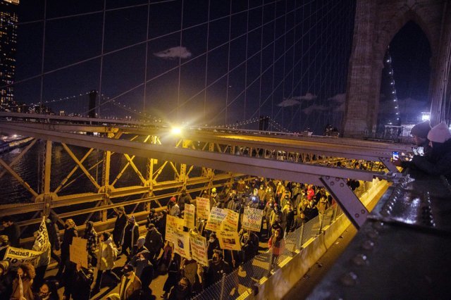 19일(현지시간) 미국 뉴욕 브루클린 브릿지에서 카일 리튼하우스(18)의 무죄평결을 규탄하는 시위대가 피켓을 들고 행진하고 있다. 2021.11.20 뉴시스