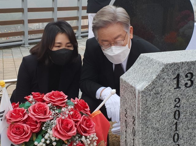 이재명 더불어민주당 대선 후보가 부인 김혜경씨와 함께 21일 오전 국립대전현충원 연평도 포격 전사자 묘역을 참배하고 있다. ＜대전=뉴시스＞