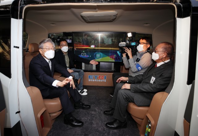 이재명 더불어민주당 대선 후보가 19일 대전 유성구 한국전자통신연구원을 방문해 자율주행차 오토비를 시승하고 있다. ＜대전=뉴시스＞