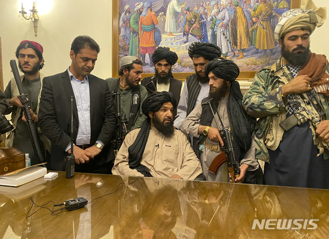 아프간 대통령궁에 입성한 탈레반 부대. 뉴시스