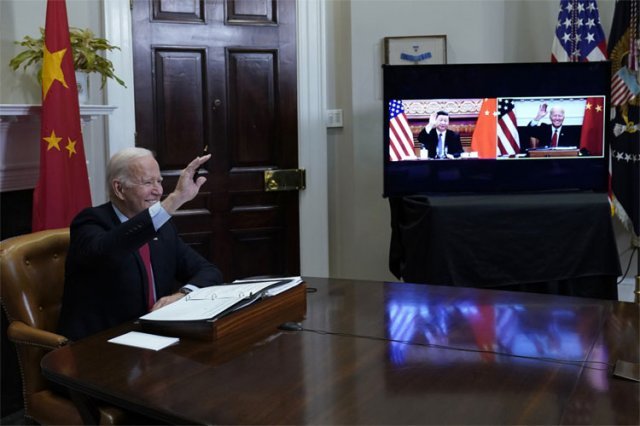 최근 열린 조 바이든 미국 대통령과 시진핑 중국 국가주석의 첫 화상 정상회담 시작 때 모습. 웃으며 손을 흔드는 바이든 대통령과 달리 화면 속 시 주석은 다소 경직된 표정이어서 눈길을 끈다. 워싱턴=AP 뉴시스