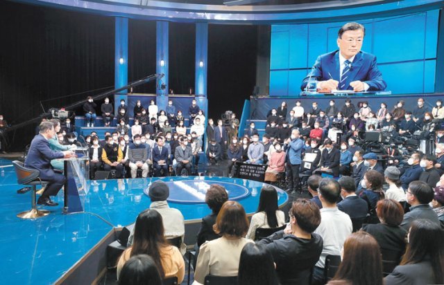 문재인 대통령(왼쪽)이 21일 오후 서울 여의도 KBS에서 열린 ‘2021 국민과의 대화―일상으로’에 참석해 국민 패널들의 질문을 받고 있다. 뉴시스