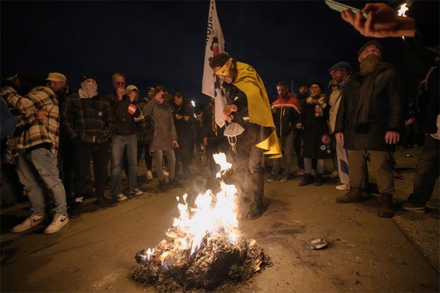 20일 오스트리아 빈에서 정부의 신종 코로나바이러스 감염증(코로나19) 방역 정책에 항의하는 시위대가 거리에서 마스크를 불태우고 있다. 빈=AP 뉴시스