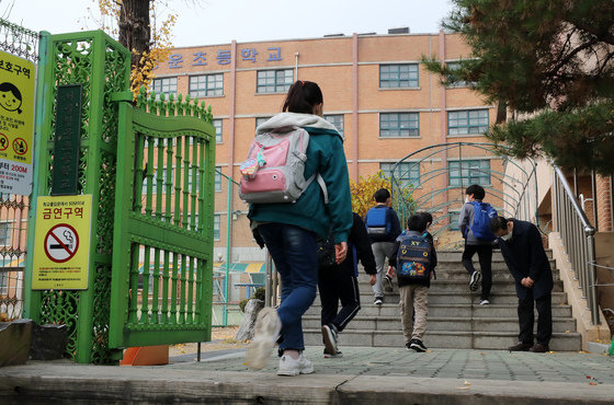 지난 19일 오전 서울 종로구 청운초등학교에서 학생들이 등교를 하고 있다. 수도권을 포함한 전국의 유치원·초등·중·고등학교 학생들이 다음주인 22일부터 전면 등교를 실시한다. 2021.11.19/뉴스1 © News1