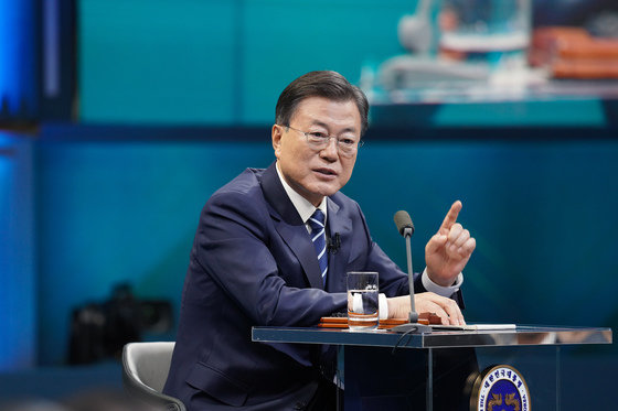 문재인 대통령이 21일 저녁 서울 여의도 KBS에서 열린 2021 국민과의 대화 ‘일상으로’에서 국민패널의 질문에 답하고 있다. 뉴스1