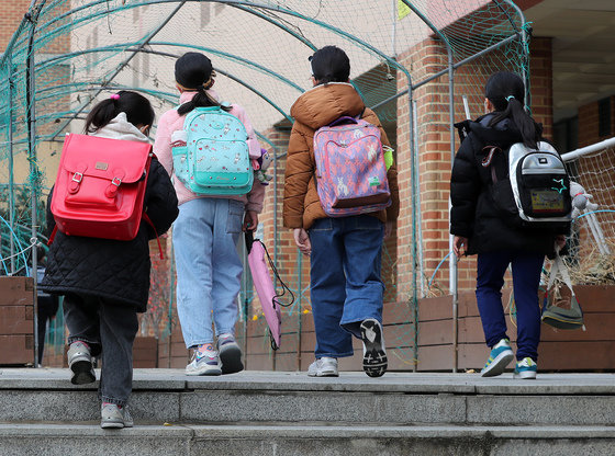 서울 한 초등학교에서 학생들이 등교하고 있다. 2021.11.19/뉴스1 © News1
