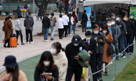 신종 코로나바이러스 감염증(코로나19) 신규 확진자가 닷새째 3000명대를 기록한 21일 오후 서울 중구 서울광장에 마련된 임시선별검사소에서 시민들이 코로나19 검사를 위해 대기하고 있다. 2021.11.21/뉴스1 © News1