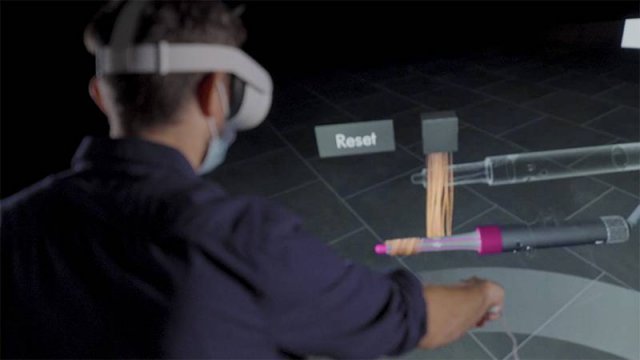 데모 VR을 통해 다이슨 에어랩 스타일러를 시연하는 예시. 제공=다이슨
