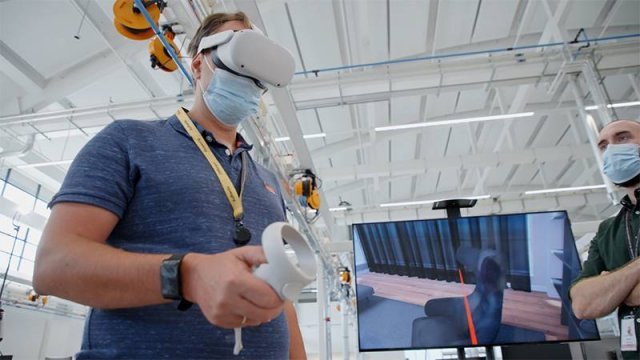다이슨 엔지니어가 VR 기기를 착용하고 제품 개발 중인 모습. 제공=다이슨