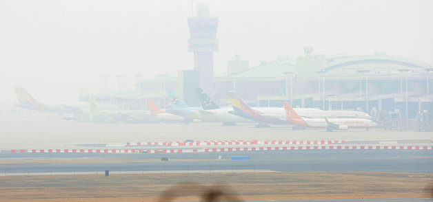 초미세먼지가 ‘매우 나쁨’ 수준을 보이고 있는 지난 21일 인천국제공항 전망대에 바라본 계류장이 뿌옇다. © News1