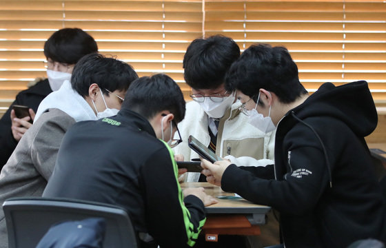 대전 한 고등학교 교실에서 대학수학능력시험을 치른 학생들이 가채점하고 있다. 2021.11.19/뉴스1 © News1