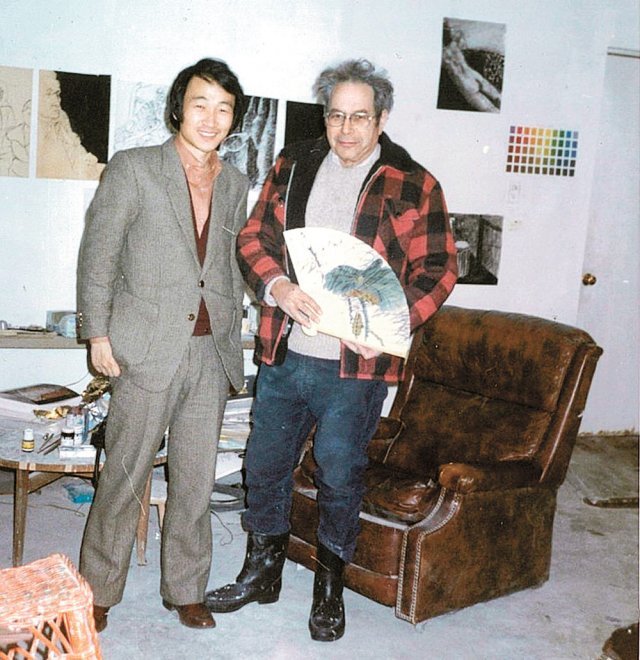 1985년 1월 미국 뉴저지의 조지 시걸 스튜디오를 방문한 윤범모 관장(왼쪽)과 작가. 윤범모 관장 제공