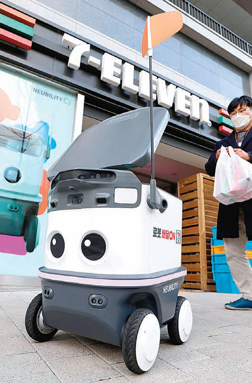 22일 오후 서울 서초구 세븐일레븐 서초아이파크점에서 배달로봇 ‘뉴비’의 시연이 이뤄지고 있다. 세븐일레븐은 편의점 업계 최초로 실외에서 로봇을 이용한 무인 배달에 나선다. 뉴시스