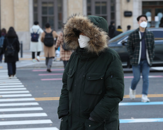 겨울의 시작을 알리는 절기 소설(小雪)인 22일 오전 서울 광화문네거리에서 시민들이 두꺼운 옷을 입고 출근하고 있다. 기상청은 내일 서울 아침 기온이 영하 3도까지 뚝 떨어지고 바람이 불어 체감 온도가 더 낮을 것으로 예보했다. 2021.11.22/뉴스1 © News1