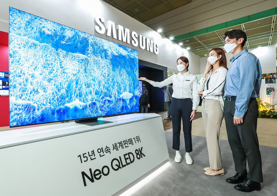 21일 서울 강남구 코엑스에서 열린 ‘월드IT쇼 2021’ 삼성전자관에서 관람객이 Neo QLED 8K의 화질을 체험하고 있다. (삼성전자 제공) 2021.4.21/뉴스1