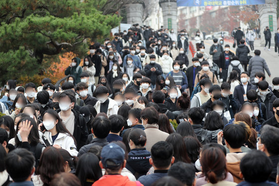 지난 21일 서울 중구 동국대학교에서 2022학년도 수시모집 논술전형고사를 마친 수험생들이 시험장을 나서고 있다. /뉴스1 © News1