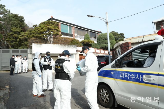 전두환 전 대통령이 23일 오전 8시 40분경 서울 서대문구 연희동 자택에서 사망했다. 경찰 과학수사대가 사망의 원인을 파악하기 위해 자택으로 들어갈 준비를 하고 있다.