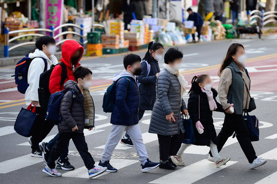 수도권을 포함한 전국 학교가 전면등교를 시작한 22일 서울 용산구 금양초등학교에서 학생들이 등교하고 있다. 지난달 29일 교육부가 발표한 ‘교육분야 단계적 일상회복 추진 방안’에 따라 이날부터 유치원과 초·중·고교 97%가 전면등교를 시작하고 과대·과밀학교는 시차 등교나 3분의 2까지 밀집도를 조정하는 형태로 초등학교 1·2학년은 전원, 3~6학년은 4분의 3이상, 중·고교는 3분의 2 이상 등교할 수 있다. 2021.11.22/뉴스1 © News1