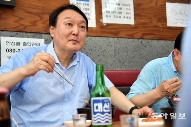 윤석열 후보가 지난 7월 27일 부산 서구의 한 식당을 방문해 지역 국회의원들과 함께 ‘대선’ 소주를 곁들이며 식사하고 있다. 박경모 기자 momo@donga.com