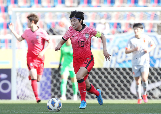 8일 오후 경기도 고양시 일산서구 대화동 고양종합운동장에서 열린 대한민국과 중국의 ‘도쿄 올림픽 여자축구 아시아지역 최종예선 플레이오프(PO) 1차전’ 홈경기에서 대한민국 지소연이 드리블을 하고 있다. 2021.4.8/뉴스1 © News1