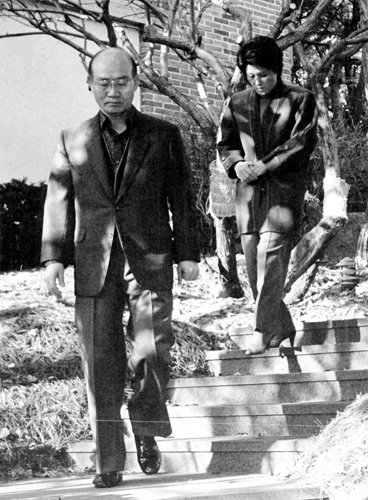 전두환 전 대통령 부부가 1988년 11월 23일 TV로 생중계되는 가운데 서울 서대문구 연희동 자택을 떠나 백담사로 향했다.