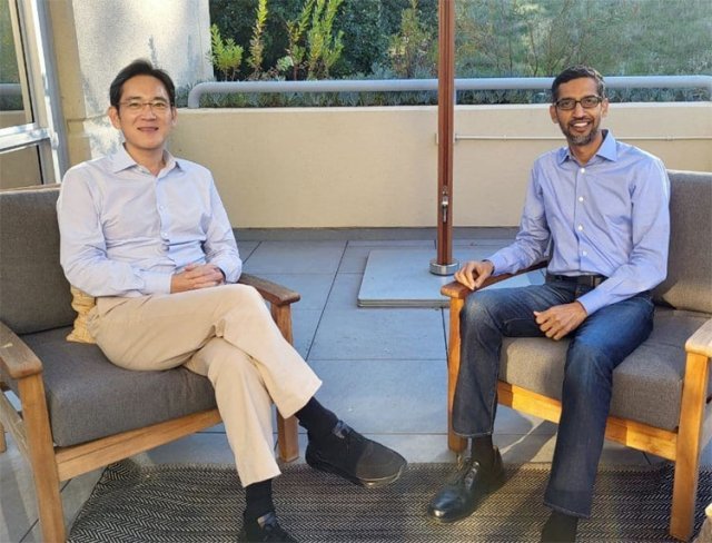 22일(현지 시간) 이재용 삼성전자 부회장(왼쪽)이 순다르 피차이 구글 최고경영자(CEO)를 미국 캘리포니아주 마운틴뷰 구글 
본사에서 만나고 있다. 이 부회장과 피차이 CEO는 혁신 산업에서의 협력 방안을 논의했다. 삼성전자 제공