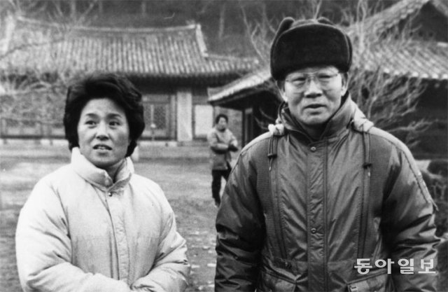 1988년 11월 23일 전두환 전 대통령(오른쪽)과 부인 이순자 씨가 서울을 떠나 강원 인제군 내설악 백담사에 도착해 방한복을 입고 경내를 둘러보고 있다. 동아일보DB
