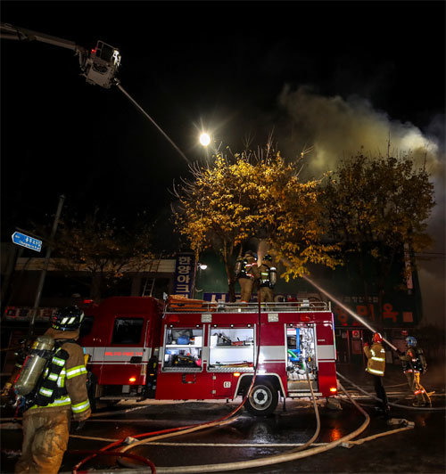 23일 저녁 서울 중구 을지로3가에 있는 유명 양곱창 식당인 ‘양미옥’에서 불이 나 소방대원들이 화재를 진압하고 있다. 이날 화재로 식당 안에 있던 손님과 종업원 30여 명이 긴급 대피했다. 뉴시스
