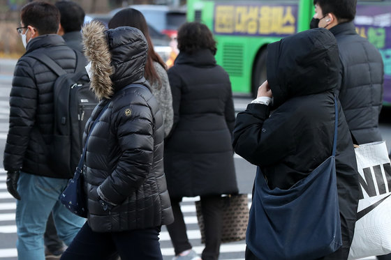 서울 지역 아침 최저 기온이 영하 4도까지 떨어진 23일 오전 서울 종로구 광화문네거리에서 두꺼웃 겨울 외투를 챙겨 입은 시민들이 출근길 발걸음을 재촉하고 있다. 2021.11.23/뉴스1 © News1