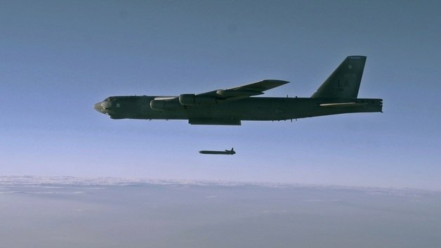 미 공군의 B-52H 전략폭격기를이용한 AGM-86B 공중발사순항미사일(ALCM) 시험발사 (미 공군) © 뉴스1