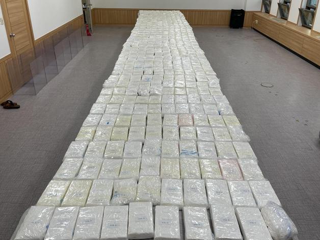 부산신항에서 압수 처리된 코카인 봉지 400개. 봉지 1개당 약 1kg 무게의 코카인이 포장돼 있다.(부산지검 제공) ⓒ 뉴스1