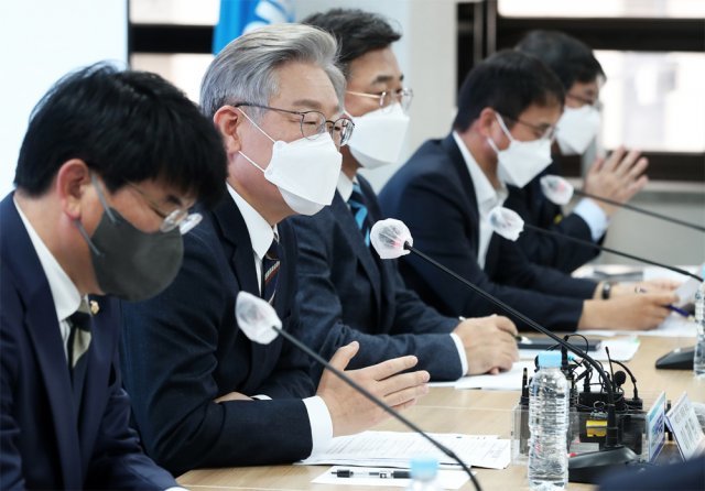 더불어민주당 이재명 대선 후보(왼쪽 두 번째)가 24일 서울 여의도 중앙당사 회의실에서 열린 민생·개혁 입법 추진 간담회에서 모두발언을 하고 있다. 뉴스1